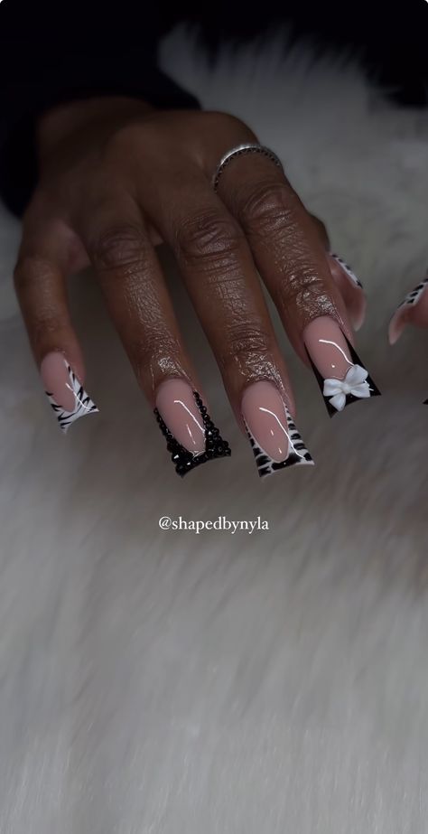 Nails Idea Birthday, Nail Inspo Freestyle, Black Classy Nail Designs, Cute Black French Tip Nails Acrylic, Nail Inspired Black Women, Baddie Back To School Nails, Duck Set Nails, Nail Ideas Acrylic Black Women, Senior Portrait Nails