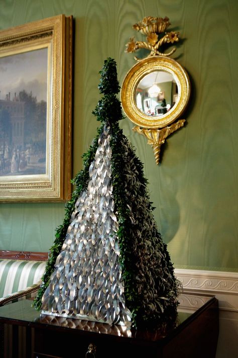 alternative christmas tree ideas Metallic Christmas Decor, Entryway Decorating, Ideas Entryway, Christmas Home Decorations, Cardboard Christmas Tree, Entryway Design, Metallic Christmas, Classic Christmas Tree, Fabric Christmas Trees