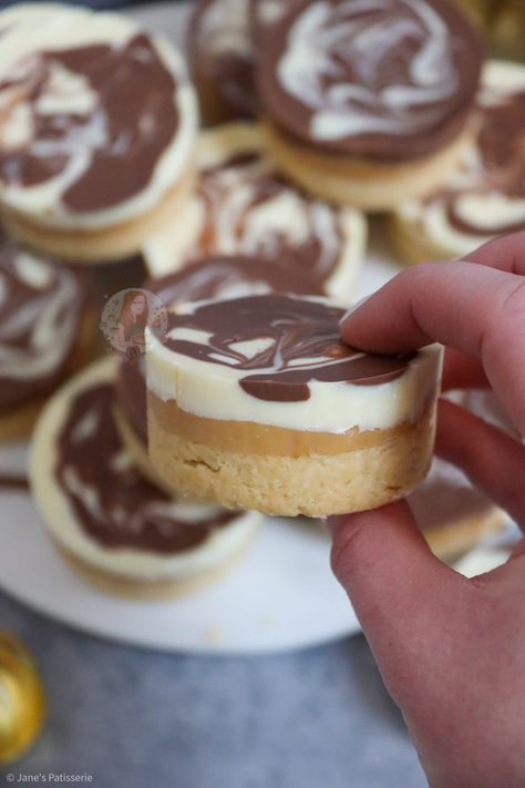 Individual Millionaires Shortbread! Valentine Baking Recipes, Millionaire Shortbread Recipe, Air Fryer Cake Recipes, Millionaires Shortbread, Doctor Party, Homemade Shortbread, Janes Patisserie, Millionaire Shortbread, Mini Torte