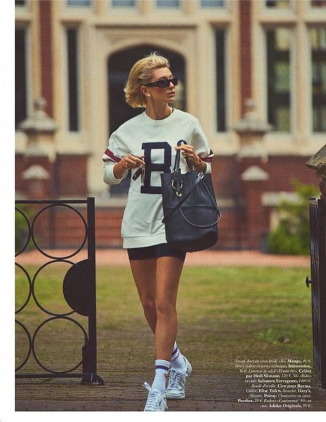 Hailey Baldwin Vogue Paris Street Style Fashion Editorial Vogue Paris Street Style, Hailey Baldwin Vogue, Mode Monochrome, Estilo Hailey Baldwin, Estilo Ivy League, Estilo Ivy, Hailey Bieber Style, Hailey Baldwin Style, Mode Editorials