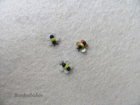 Beaded Bees, Bead Insects, Bead Bee, Beaded Buttons, Beaded Critters, Frog Crafts, Felt Ideas, Bumble Bees, Felt Embroidery