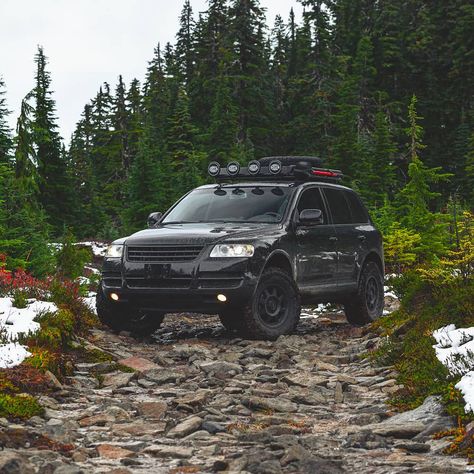 Black VW Touareg 7L Off road Build with a 2" Lift - offroadium.com Off Roading Cars, Vw Touareg Offroad, Touareg Offroad, Vw Toureg, Lifted Suv, Off Road Build, Touareg Vw, Offroad Travel, Vw Atlas