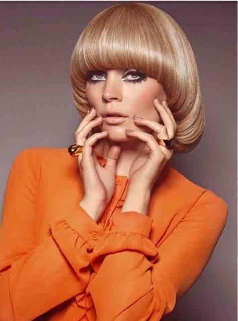 Geometric rounded graduation 70s Bob, Moda Z Lat 70., 70s Haircuts, Creem Magazine, Pageboy Haircut, 70s Mode, Trendy We Fryzurach, 1970s Hairstyles, Mushroom Hair