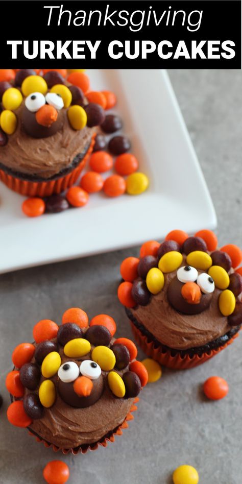 Turn ordinary cupcakes into cute Thanksgiving turkey cupcakes with simple ingredients. It's a perfect activity for the kids! Thanksgiving Desserts Cupcakes, Thanksgiving Desserts Kids, Thanksgiving Baking, Turkey Cupcakes, Turkey Cake, Thanksgiving Cupcakes, Thanksgiving Snacks, Fall Cupcakes, Thanksgiving Cakes