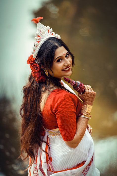 Bridal Shoot Poses Indian, Gaye Holud Bengali Bride, Haldi Ceremony Outfit For Bride Indian, Indian Photoshoot Ideas, Haldi Bride Poses, Bride Poses Indian Wedding, Bridal Shoot Poses, Haldi Ceremony Outfit For Bride, Haldi Poses For Bride