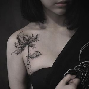 Abstract Flower Tattoos, Tatuaje Cover Up, Black Flowers Tattoo, Tattoos For Women Flowers, Shoulder Tattoos For Women, Book Tattoo, Spine Tattoos, Sleeve Tattoos For Women, Abstract Tattoo