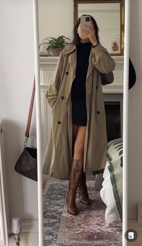 Trench Coat And Boots Outfits, Autumn Outfits Rainy Days, Casual Day Date Outfit, Demure Fashion, Hot Rainy Day Outfit, Rainy Day Fits, Trendy Rainy Day Outfits, Chic Tomboy, Demure Outfit