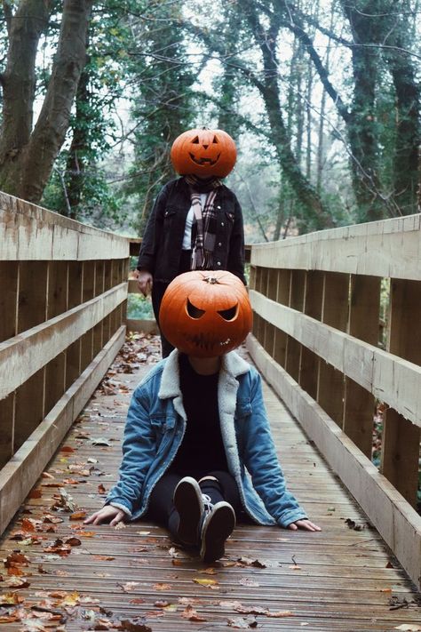 pumpkin head halloween photoshoot Pumpkin Head Aesthetic, Pumpkin Head Photoshoot Friends, Pumpkinhead Photoshoot, Head Aesthetic, Pumpkin Patch Photoshoot, Pumpkin Pictures, Ghost Photography, Halloween Pumpkin Designs, Pumpkin Photos