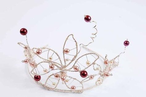 Clematis Tiara  •  Free tutorial with pictures on how to make a tiara / crown in under 60 minutes How To Make Tiara, Wire Tiara, Diy Tiara, Wire Crown, Free Jewellery Making Tutorials, Tiara Headpieces, Wire Jewelry Tutorial, Tiara Crown, Head Jewelry