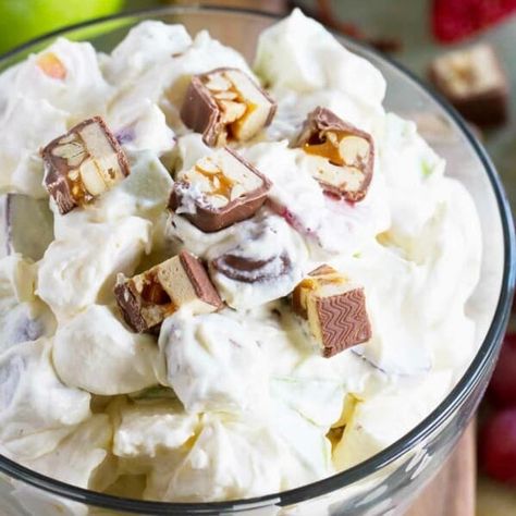 Snickers Salad – a sweet salad with apples, grapes, strawberries and Snickers bars in a sweet, creamy mixture. Serve as a side dish or as a dessert. Sweet Salad, Snicker Apple Salad, Snickers Salad, Sweet Tweets, Salad With Apples, Cold Salads, Side Salads, Apple Salad Recipes, Strawberry Pretzel Salad