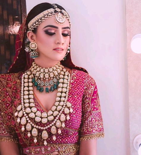 Bridalwear goals! We're in love with this bridal look, especially the jewellery and shimmery eye makeup ❤️ MUA - @shahid_naar ⠀ HAIR -… Shimmery Eye Makeup, Indian Wedding Makeup, Bridal Jewellery Inspiration, Bridal Makeup Images, Bridal Jewelry Necklace, Indian Bridal Photos, Bridal Jewels, Kundan Jewellery Set, Indian Bridal Jewelry Sets