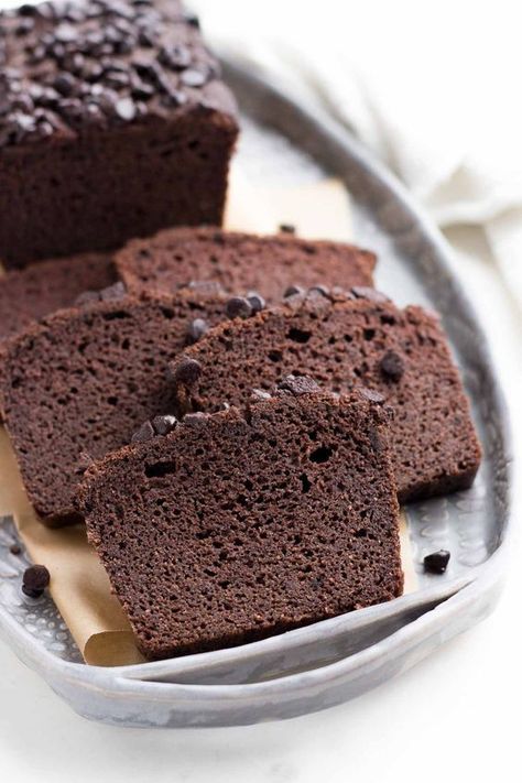 A simple low carb chocolate cake made of coconut flour and baked in a loaf pan. lchf, keto, thm, paleo option. Low Carb Pound Cake, Keto Brood, Low Carb Chocolate Cake, Pizza Tortilla, Cake Coconut, Pudding Chia, Dessert Mousse, Low Carb Brownies, Coconut Flour Recipes