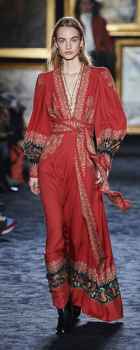 Etro Fall-winter 2020-2021 - Ready-to-Wear - http://www.orientpalms.com/Etro-8075 - ©ImaxTree Boho Sheek, Witchy Wardrobe, Wanderlust Fashion, Classy Dresses, Boho Inspiration, Mode Boho, Fashion Collage, Hippie Chic, Fashion 2020