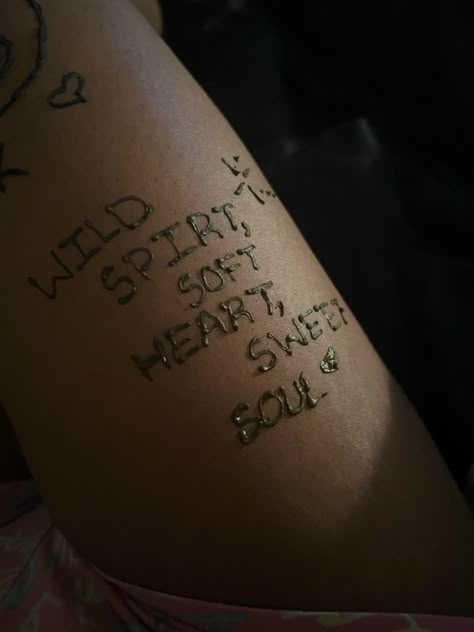 Word Henna Tattoo, Henna Quotes Words Sayings, Henna Words Designs, Star Tattoos Leg, Thigh Henna Designs Simple, Henna Designs On Foot, Henna Tattoo Designs Neck, Henna Designs On Leg, Henna Designs Arm Sleeve