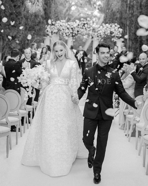 These Celebs Managed To Keep Their Weddings A Total Secret Sophie Turner Wedding, Sequel Wedding, Joe Jonas And Sophie Turner, Celebrity Wedding Hair, Helen Rose, Wedding In France, Celebrity Wedding Dresses, Poppy Delevingne, Wedding Of The Year