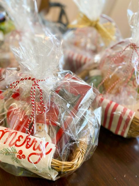 5 Affordable DIY Christmas Gift Basket Ideas — Meredith Hudkins Holiday Gift Basket Ideas, Meredith Hudkins, Diy Christmas Gift Basket Ideas, Gift Basket Ideas For Women, Relaxation Gift Basket, Unique Christmas Gifts Diy, Gifts Aesthetic, Christmas Gift Baskets Diy, Inexpensive Christmas Gifts