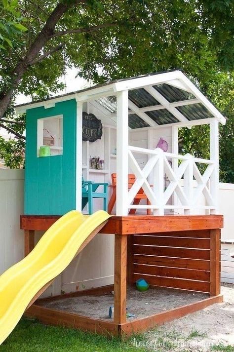 Diy Treehouse, Wooden Outdoor Playhouse, Diy Kids Playground, Kids Playhouse Outdoors, Playground Landscaping, Kids Forts, Wall Tree, Playhouse Plans, Backyard Kids Play Area