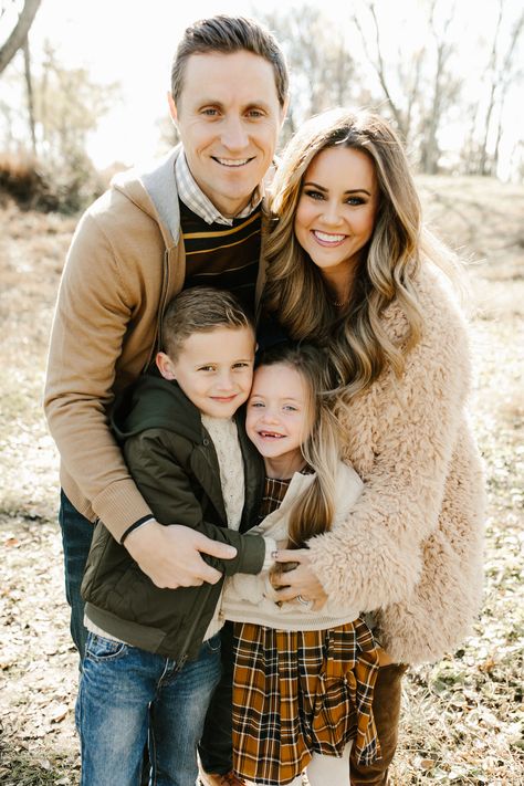 Cute Family Photo Ideas for Christmas Cards | KBStyled Ideas For Christmas Cards, Fall Photoshoot Family, Family Portrait Outfits, Christmas Family Photoshoot, Inspiration Photoshoot, Winter Family Photos, Cute Family Photos, Family Photoshoot Poses, Foto Newborn