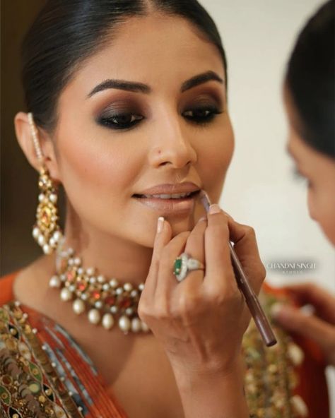 Brown smokey eyes for a day bride Smokey Indian Makeup, Soft Smokey Makeup, Dusky Skin Makeup Indian Bride, Smokey Bridal Makeup, Shaadi Makeup, April Makeup, Sari Ideas, Bridal Smokey Eye Makeup, Daytime Eye Makeup