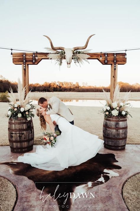 Country Wedding Pictures, My Dream Wedding, Country Western Wedding, Country Wedding Photos, Western Style Wedding, Western Themed Wedding, Cowboy Wedding, Country Theme Wedding, Boda Mexicana