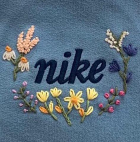 Nike Floral Embroidery, Embroidery Hoodie Ideas, Nike Embroidery Sweatshirt, Embroidered Sweatshirt Ideas, Hoodie Embroidery Ideas, Embroidery Sweatshirt Ideas, Embroidery Sneakers, Nike Embroidery, Embroidery Stitches Beginner