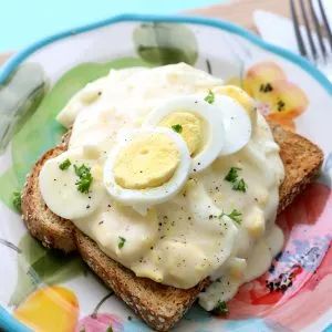 Hard boiled eggs in a creamy white sauce over toast Creamed Eggs On Toast, Easy Hard Boiled Eggs, Eggs On Toast, Boiled Egg Recipes, Hard Boiled Egg Recipes, Toast Casserole, Deviled Eggs Recipe, Egg Toast, Creamed Eggs