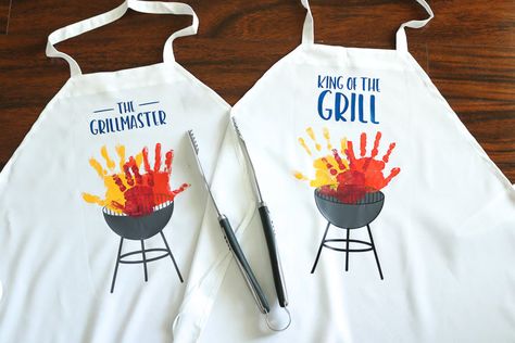 Handprint BBQ Aprons - The perfect handmade Father's Day Gift idea!  Grill SVG options with different grilling titles!  Perfect for your favorite dad, grandpa or uncle!  #fathersday #handmadegift #handprint #bbqapron Stepdad Fathers Day Gifts, Handmade Father's Day Gifts, Homemade Fathers Day Gifts, Diy Apron, Grill Apron, Hand Prints, Diy Father's Day Gifts, Bbq Apron, Father's Day Diy