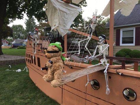 Skeleton Pirate Ship Display Arrives Just in Time for Halloween Haunted Pirate Ship, Pirate Halloween Decorations, Pirate Decorations, Halloween Pirates, Pirates Theme, Skeleton Pirate, Homecoming Floats, Haunted Woods, Halloween Lawn