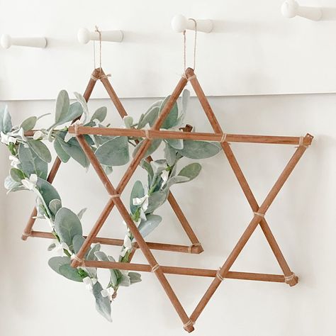 Jewish Home Decor, Conservative Judaism, Chanukah Decorations, Hanukkah Decorations Diy, Hannukah Party, Jewish Decorations, Hannukah Decorations, Hanukkah Decor, Arte Judaica