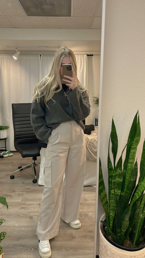 Beige Pants Outfit, Slacks Outfit, Winter Pants Outfit, Mode Hijabi, Cargo Pants Outfit, Cold Outfits, Italy Outfits, Everyday Fashion Outfits, Casual Day Outfits