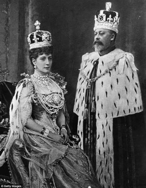 Royal Splendor: How Queen Victoria drove King Edward VII to debauchery Royal Family Portrait, Alexandra Of Denmark, English Royal Family, Queen Alexandra, King Edward Vii, English Royalty, Royal Crowns, Elisabeth Ii, King Edward