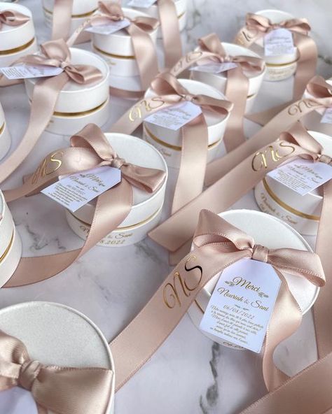 Luxury Wedding Souvenirs, Wedding Favour Boxes Diy, Nikah Favour Boxes, Wedding Favor Boxes Elegant, Wedding Bomboniere, Gold Favor Boxes, Wedding Cake Boxes, Wedding Favours Luxury, Favour Boxes