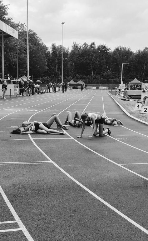 Aesthetic Track Pictures, Aesthetic Track And Field, Athletics Track Aesthetic, Track And Field Aesthetic, Track Aesthetic, Post Run Stretches, Best Running Gear, Track And Field Sports, Field Aesthetic