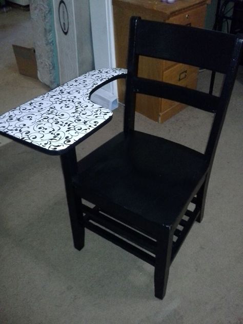 Refurbished antique school desk, painted with a shiny black, contact paper on the desk slab. SUPER cute and extra shiny ♥ Painted School Desks, School Desk Makeover, School Furniture Design, Black Contact Paper, Antique School Desk, Antique Ideas, Old School Desks, Vintage School Desk, Iron Furniture Design