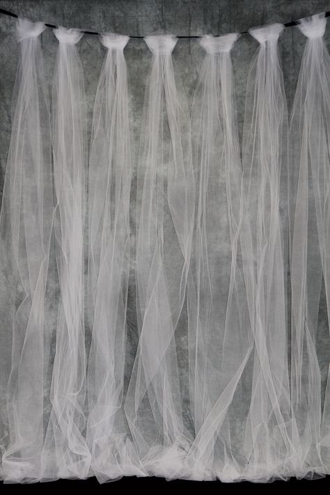 Photo back drop. Wonderful and so simple! could add light strings down each section as well Halloween Fotos, Dekorasi Halloween, Diy Photography Props, Photo Props Diy, Halloween Photo Booth, Diy Photo Backdrop, Diy Props, Hemma Diy, Photo Backdrops