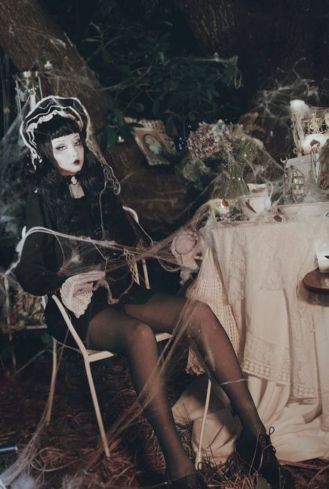 Creepy Doll Aesthetic Outfit, Porcelain Doll Photoshoot, Haunted Doll Aesthetic, Doll Photoshoot Ideas, Haunted Doll Makeup, Haunted Doll Costume, Fashion Set Design, Creepy Doll Aesthetic, Creepy Photoshoot