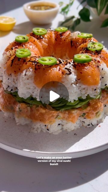 Sushi Rice Cake, Sushi In A Pan, Avocado Sushi Cake, Sushi Bundt Cake Recipe, Sushi Cake Ideas, Sushi Hacks, Sushi Cake Recipe, Sushi Bundt Cake, Sushi Cake Birthday