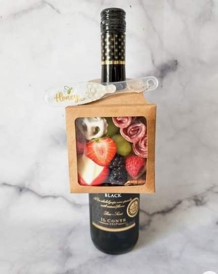 Charcuterie Box On Wine Bottle, Small Wine Bottle Gifts, Charcuterie Box With Wine, Bottle Gift Packaging, Wine Bottle Gift Box Ideas, Charcuterie Box With Wine Bottle, Wine Bottle Box Ideas, Wine Diy Gifts, Charcuterie Box Gift