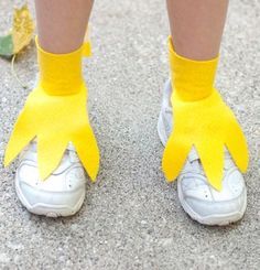 DIY Costume Bird Feet Tick Trick Track, Bird Costume Kids, Rooster Costume, Parrot Costume, Turkey Costume, Diy Turkey, Penguin Costume, Duck Costumes, Chicken Costumes