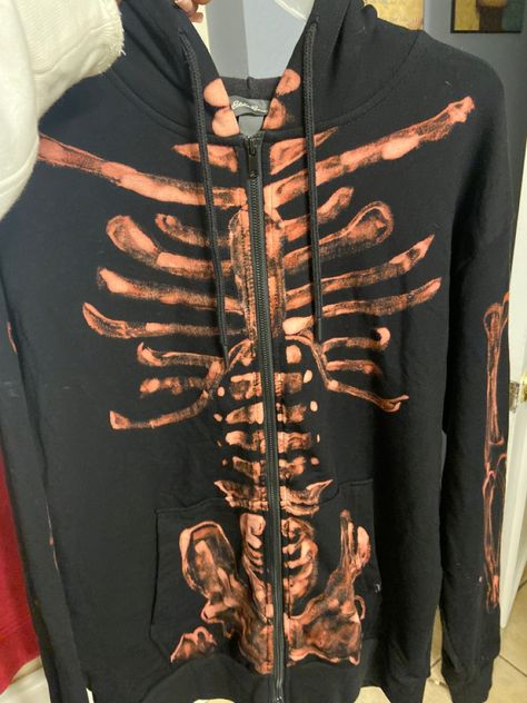 Skeleton Sweatshirt Bleach, Tye Dye Bleach Shirt, Skeleton Bleach Hoodie, Bleach Skeleton Hoodie, Bleach Hoodie Designs Y2k, Bleached Shirt Ideas Grunge, Drawn On Jeans, Bleach Hoodie Designs, Bleach Drawing On Clothes