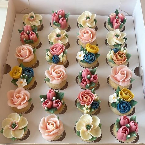 Mini Flower Cupcakes, Mini Floral Cupcakes, Diy Pastries, Flower Dessert Table, Cupcakes Flores, Indian Cake, Flower Desserts, Decorated Cupcakes, Floral Cakes