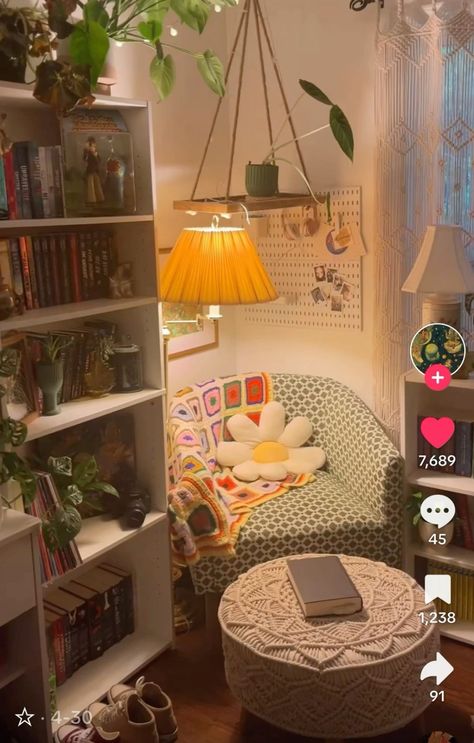 Apartment Book Nook, Clean Maximalist Bedroom, Aesthetic Corner Room, Cosy Corner Bedroom, Cosy Corner Ideas, Cosy Room Ideas, Cozy Room Corner, Cozy Corner Bedroom, Hobby Room Ideas