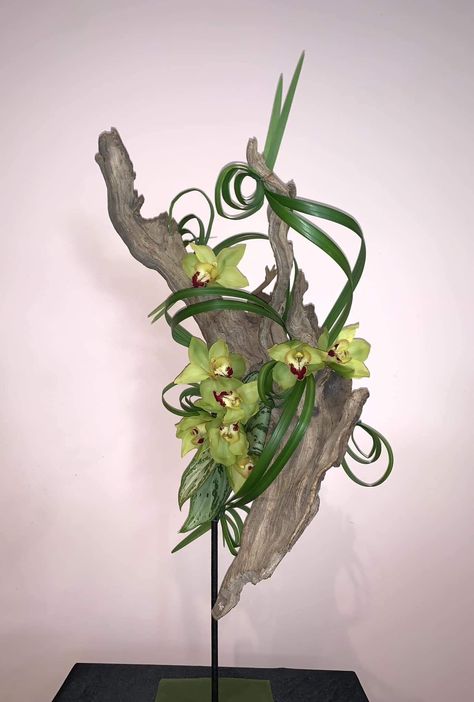 Driftwood Floral Designs, Branch Ideas, Arreglos Ikebana, Foliage Arrangements, Large Flower Arrangements, Unique Flower Arrangements, Ikebana Arrangements, Floral Art Design, Floral Hat