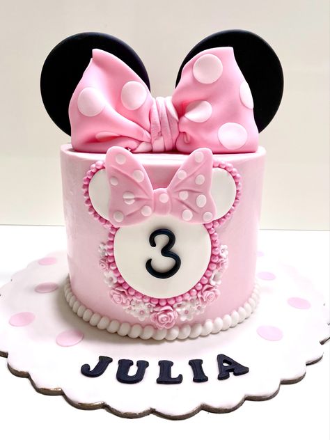 Pastel Minnie Mouse Rosa, Mini Maus Cake, Minnie Mouse Birthday Cake Ideas, Minnie Mouse Birthday Cake, Minnie Mouse Birthday Theme, Mickey And Minnie Cake, Mouse Birthday Cake, Cake Smash Theme, Minnie Mouse Birthday Cakes