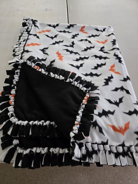 Fleece Blanket Ideas Sewing, Cute Tie Blankets, Couple Blanket Diy, Halloween Tie Blankets, Cute Tie Blankets Ideas, Tie Blanket Ideas, Dorm Activities, Tie Blankets Fleece, Tye Blankets