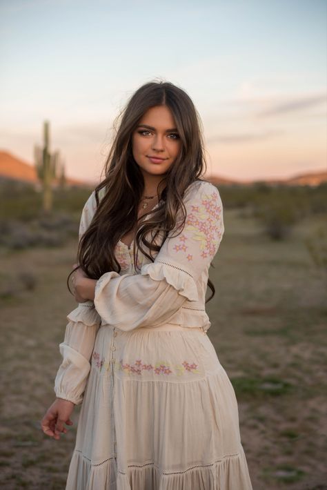 Hippie Senior Pictures, Senior Photoshoot Poses, Desert Photoshoot, Senior Photography Poses, Graduation Photography Poses, Senior Photo Outfits, Senior Photo Poses, Grad Photoshoot, Railroad Photography