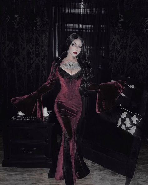 𝕺𝖓𝖈𝖊 𝖚𝖕𝖔𝖓 𝖆 𝖒𝖎𝖉𝖓𝖎𝖌𝖍𝖙 𝖉𝖗𝖊𝖆𝖗𝖞… | Instagram Vampire Costumes, Afro Punk Fashion, Vampire Clothes, Vampire Goth, Romantic Goth, Vampire Costume, Afro Punk, Alt Fashion, Emo Girls