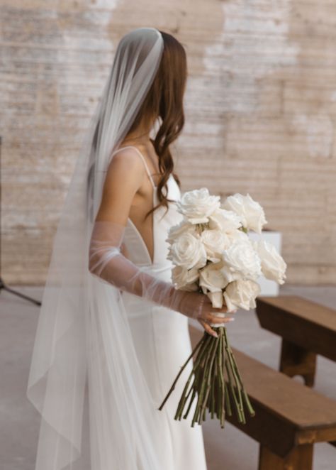 Modern Simple Wedding Bouquet, Long Stem White Roses Wedding Bouquet, Plain White Rose Bouquet, White Long Stem Roses, Bride Bouquets Roses, Long Stem Bridal Bouquet Simple, Vase For Bridal Bouquet, Wedding Bouquet Long Stem, Long Stemmed White Rose Bouquet