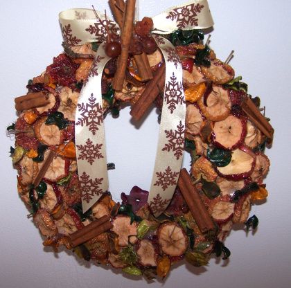 Cinnamon Apple Wreath Recipe - Food.com Wreath Recipe, Apple Garland, Apple Wreath, Blackwork Embroidery Patterns, Apples Cinnamon, Straw Wreath, Apple Craft, Prim Christmas, Fruit Decorations