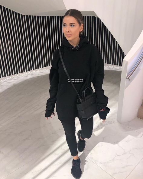 pinterest || macselective Yeezy Boost 350 Outfit, Yeezy Outfit Women, Black Yeezy, Yeezy Outfit, Mode Ootd, Outfit Women, Yeezy Boost 350, Black Women Fashion, All Black Outfit